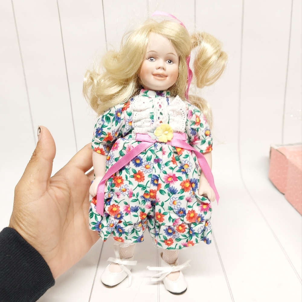 Goebel Doll Club Bette Ball